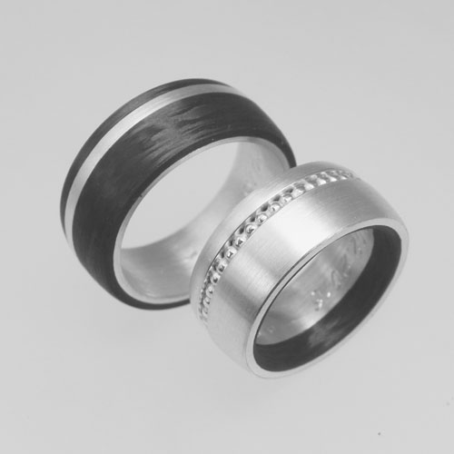Trauringe aus Silber und Carbon. Im Damenring ist ein Ring aus Perldraht eingearbeitet. Trauringe wurden von meinen Kunden im Workshop angefertigt.